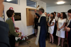 Zdjęcia przedstawiające odsłonięcie tablicy upamiętniającej nadanie imienia szkole przez honorowych gości