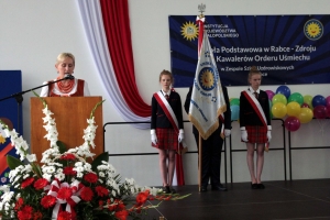 Wbicie gwoździe do drzewca sztandaru przez gości wydarzenia