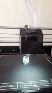 w drukarce 3d drukuje się pisanka wielkanocna