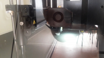 w drukarce 3d drukuje się pisanka wielkanocna