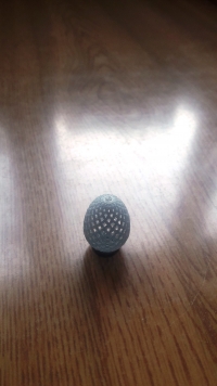 w drukarce 3d drukuje się pisanka wielkanocna