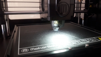 w drukarce 3d drukuje się pisanka wielkanocna