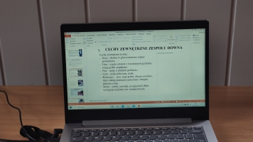 uczniowie w okularach VR oglądają kostkę, prezentację na temat Zespołu Downa