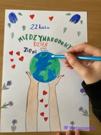 Zdjęcie prezentujące pracę uczniów z okazji światowego dnia ziemi w 2023