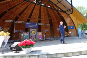 Występujący na scenie tańczą z pomponami, ze wstęgami. Na scenie dekoracja, pacynki Jacek i Agatka. Order Uśmiechu wręcza sekretarz Kapituły Orderu Uśmiechu i państwo Burcanowie.