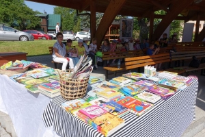 Występujący na scenie tańczą z pomponami, ze wstęgami. Na scenie dekoracja, pacynki Jacek i Agatka. Order Uśmiechu wręcza sekretarz Kapituły Orderu Uśmiechu i państwo Burcanowie.