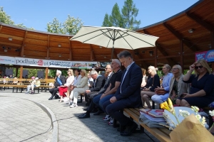 Występujący na scenie tańczą z pomponami, ze wstęgami. Na scenie dekoracja, pacynki Jacek i Agatka. Order Uśmiechu wręcza sekretarz Kapituły Orderu Uśmiechu i państwo Burcanowie.