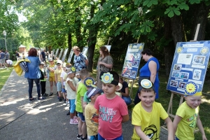 Występujący na scenie tańczą z pomponami, ze wstęgami. Na scenie dekoracja, pacynki Jacek i Agatka. Order Uśmiechu wręcza sekretarz Kapituły Orderu Uśmiechu i państwo Burcanowie.