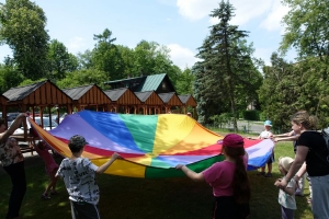 Występujący na scenie tańczą z pomponami, ze wstęgami. Na scenie dekoracja, pacynki Jacek i Agatka. Order Uśmiechu wręcza sekretarz Kapituły Orderu Uśmiechu i państwo Burcanowie.