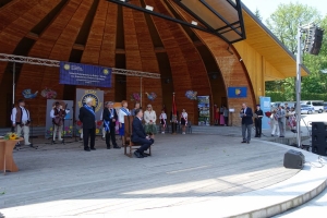 Występujący na scenie tańczą z pomponami, ze wstęgami. Na scenie dekoracja, pacynki Jacek i Agatka. Order Uśmiechu wręcza sekretarz Kapituły Orderu Uśmiechu i państwo Burcanowie.