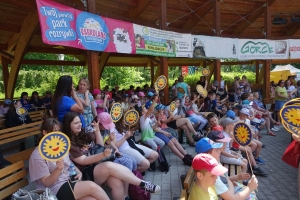 Występujący na scenie tańczą z pomponami, ze wstęgami. Na scenie dekoracja, pacynki Jacek i Agatka. Order Uśmiechu wręcza sekretarz Kapituły Orderu Uśmiechu i państwo Burcanowie.