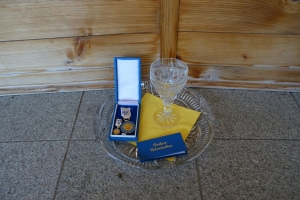 Występujący na scenie tańczą z pomponami, ze wstęgami. Na scenie dekoracja, pacynki Jacek i Agatka. Order Uśmiechu wręcza sekretarz Kapituły Orderu Uśmiechu i państwo Burcanowie.