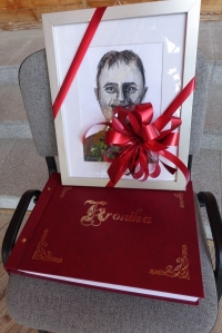 Występujący na scenie tańczą z pomponami, ze wstęgami. Na scenie dekoracja, pacynki Jacek i Agatka. Order Uśmiechu wręcza sekretarz Kapituły Orderu Uśmiechu i państwo Burcanowie.