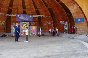 Występujący na scenie tańczą z pomponami, ze wstęgami. Na scenie dekoracja, pacynki Jacek i Agatka. Order Uśmiechu wręcza sekretarz Kapituły Orderu Uśmiechu i państwo Burcanowie.