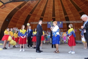 Występujący na scenie tańczą z pomponami, ze wstęgami. Na scenie dekoracja, pacynki Jacek i Agatka. Order Uśmiechu wręcza sekretarz Kapituły Orderu Uśmiechu i państwo Burcanowie.