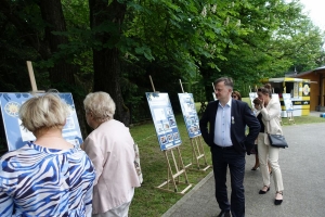 Występujący na scenie tańczą z pomponami, ze wstęgami. Na scenie dekoracja, pacynki Jacek i Agatka. Order Uśmiechu wręcza sekretarz Kapituły Orderu Uśmiechu i państwo Burcanowie.