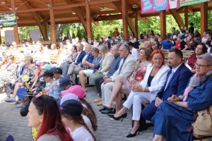 Występujący na scenie tańczą z pomponami, ze wstęgami. Na scenie dekoracja, pacynki Jacek i Agatka. Order Uśmiechu wręcza sekretarz Kapituły Orderu Uśmiechu i państwo Burcanowie.
