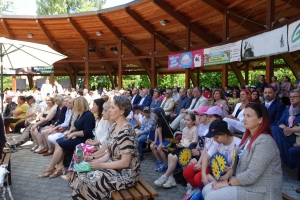 Występujący na scenie tańczą z pomponami, ze wstęgami. Na scenie dekoracja, pacynki Jacek i Agatka. Order Uśmiechu wręcza sekretarz Kapituły Orderu Uśmiechu i państwo Burcanowie.