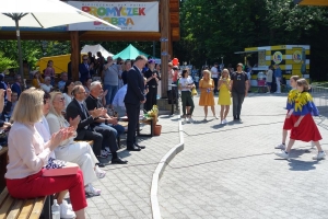 Występujący na scenie tańczą z pomponami, ze wstęgami. Na scenie dekoracja, pacynki Jacek i Agatka. Order Uśmiechu wręcza sekretarz Kapituły Orderu Uśmiechu i państwo Burcanowie.