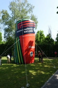 Występujący na scenie tańczą z pomponami, ze wstęgami. Na scenie dekoracja, pacynki Jacek i Agatka. Order Uśmiechu wręcza sekretarz Kapituły Orderu Uśmiechu i państwo Burcanowie.