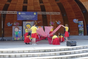 Występujący na scenie tańczą z pomponami, ze wstęgami. Na scenie dekoracja, pacynki Jacek i Agatka. Order Uśmiechu wręcza sekretarz Kapituły Orderu Uśmiechu i państwo Burcanowie.