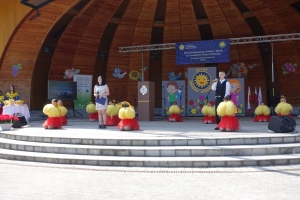 Występujący na scenie tańczą z pomponami, ze wstęgami. Na scenie dekoracja, pacynki Jacek i Agatka. Order Uśmiechu wręcza sekretarz Kapituły Orderu Uśmiechu i państwo Burcanowie.