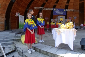 Występujący na scenie tańczą z pomponami, ze wstęgami. Na scenie dekoracja, pacynki Jacek i Agatka. Order Uśmiechu wręcza sekretarz Kapituły Orderu Uśmiechu i państwo Burcanowie.