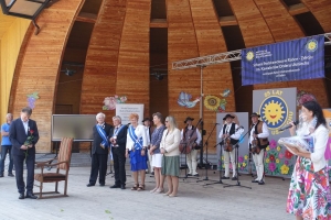 Występujący na scenie tańczą z pomponami, ze wstęgami. Na scenie dekoracja, pacynki Jacek i Agatka. Order Uśmiechu wręcza sekretarz Kapituły Orderu Uśmiechu i państwo Burcanowie.