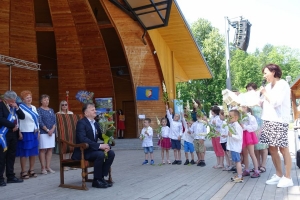 Występujący na scenie tańczą z pomponami, ze wstęgami. Na scenie dekoracja, pacynki Jacek i Agatka. Order Uśmiechu wręcza sekretarz Kapituły Orderu Uśmiechu i państwo Burcanowie.