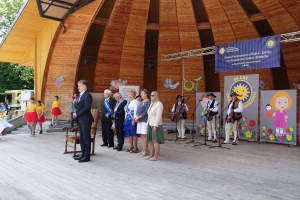 Występujący na scenie tańczą z pomponami, ze wstęgami. Na scenie dekoracja, pacynki Jacek i Agatka. Order Uśmiechu wręcza sekretarz Kapituły Orderu Uśmiechu i państwo Burcanowie.