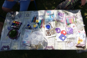 Występujący na scenie tańczą z pomponami, ze wstęgami. Na scenie dekoracja, pacynki Jacek i Agatka. Order Uśmiechu wręcza sekretarz Kapituły Orderu Uśmiechu i państwo Burcanowie.