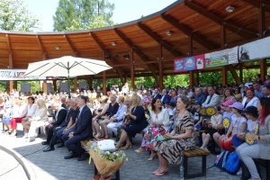 Występujący na scenie tańczą z pomponami, ze wstęgami. Na scenie dekoracja, pacynki Jacek i Agatka. Order Uśmiechu wręcza sekretarz Kapituły Orderu Uśmiechu i państwo Burcanowie.