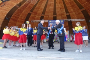 Występujący na scenie tańczą z pomponami, ze wstęgami. Na scenie dekoracja, pacynki Jacek i Agatka. Order Uśmiechu wręcza sekretarz Kapituły Orderu Uśmiechu i państwo Burcanowie.