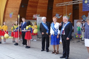 Występujący na scenie tańczą z pomponami, ze wstęgami. Na scenie dekoracja, pacynki Jacek i Agatka. Order Uśmiechu wręcza sekretarz Kapituły Orderu Uśmiechu i państwo Burcanowie.