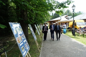 Występujący na scenie tańczą z pomponami, ze wstęgami. Na scenie dekoracja, pacynki Jacek i Agatka. Order Uśmiechu wręcza sekretarz Kapituły Orderu Uśmiechu i państwo Burcanowie.