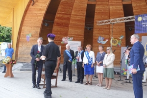 Występujący na scenie tańczą z pomponami, ze wstęgami. Na scenie dekoracja, pacynki Jacek i Agatka. Order Uśmiechu wręcza sekretarz Kapituły Orderu Uśmiechu i państwo Burcanowie.