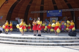 Występujący na scenie tańczą z pomponami, ze wstęgami. Na scenie dekoracja, pacynki Jacek i Agatka. Order Uśmiechu wręcza sekretarz Kapituły Orderu Uśmiechu i państwo Burcanowie.