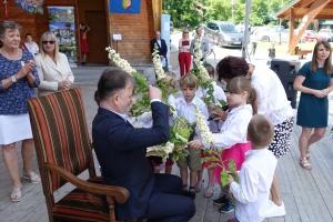 Występujący na scenie tańczą z pomponami, ze wstęgami. Na scenie dekoracja, pacynki Jacek i Agatka. Order Uśmiechu wręcza sekretarz Kapituły Orderu Uśmiechu i państwo Burcanowie.