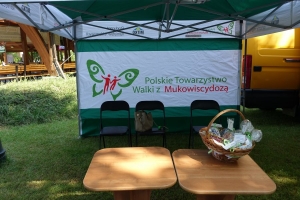 Występujący na scenie tańczą z pomponami, ze wstęgami. Na scenie dekoracja, pacynki Jacek i Agatka. Order Uśmiechu wręcza sekretarz Kapituły Orderu Uśmiechu i państwo Burcanowie.