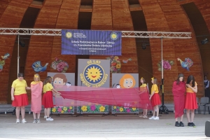 Występujący na scenie tańczą z pomponami, ze wstęgami. Na scenie dekoracja, pacynki Jacek i Agatka. Order Uśmiechu wręcza sekretarz Kapituły Orderu Uśmiechu i państwo Burcanowie.