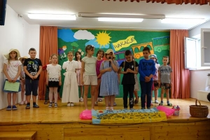 uczniowie na scenie tańczą, recytują