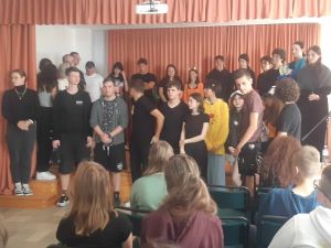 uczniowie na wystąpieniu - Theater for tolerance