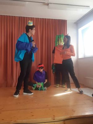 uczniowie na wystąpieniu - Theater for tolerance