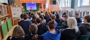 Zdjęcie z wystąpienia na którym są dzieci i Pani doktor