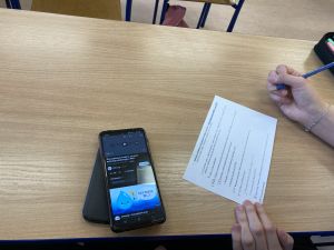 Zdjęcie telefonu z kartką