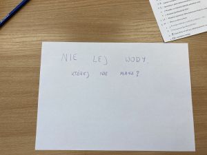 Kartka z napisem - Nie lej wody której nie masz