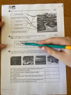 zdjęcie przedstawiające opisaną kartkę ora dłoń z ołówkiem