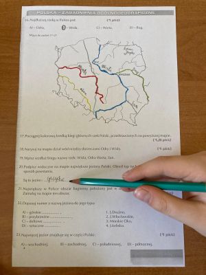 zdjęcie przedstawiające opisaną kartkę ora dłoń z ołówkiem