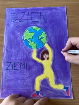 rysunek osoby trzymającej w dłoniach planetę