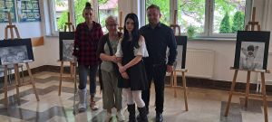 maja kościelniak w otoczeniu 3 osób